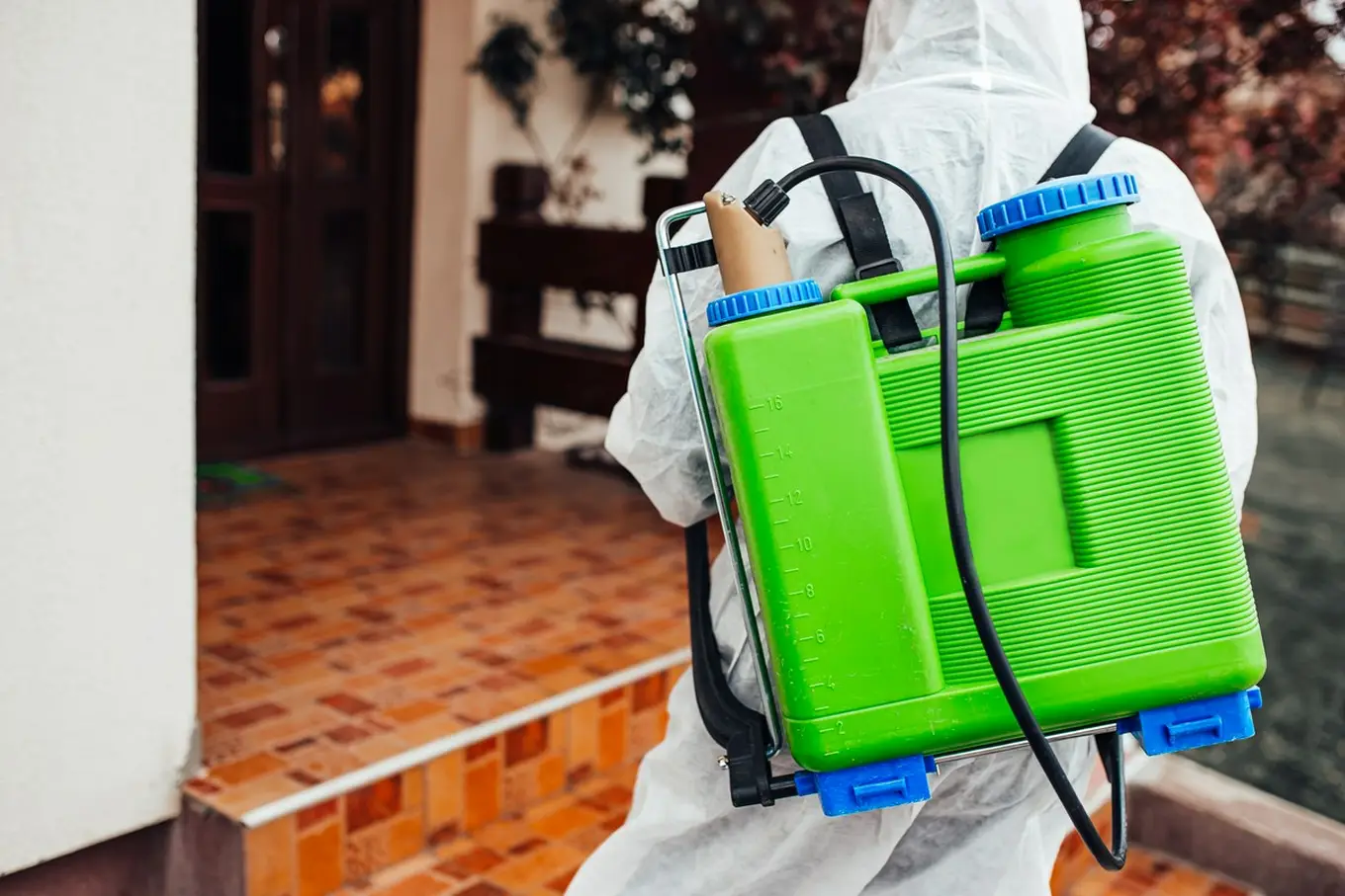 pracownik firmy dezynfekcyjnej
